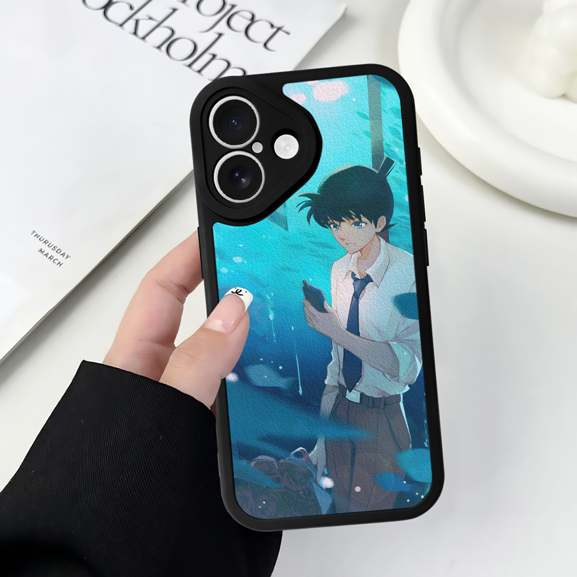 （画像用） 名探偵コナン Detective Conan 【iPhone 16シリーズ対応】シリコンスマホケース（レザー調） 材質：シリコン